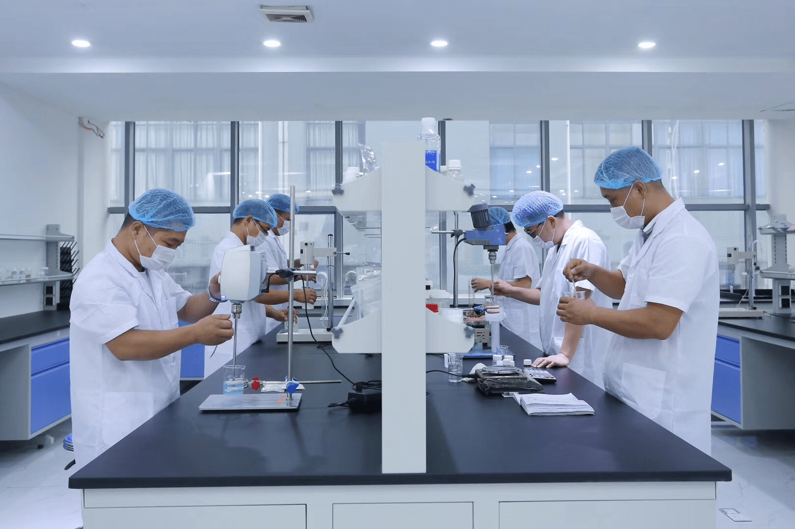 廣州十大化妝品優(yōu)質(zhì)服務(wù)廠家告訴您！如何找化妝品OEM代工廠？技術(shù)服務(wù)是關(guān)鍵